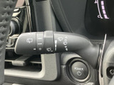 雨天時でもクリアな視界を確保するワイパーレバー。操作も簡単で、快適な運転をサポートします。雨の日も安心です。