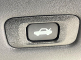 【パワーバックドア】スマートキーや運転席のボタンを押すだけでリアゲートが自動で開閉します!荷物を持っている時や、高い位置にあるバックドアを閉める際に便利な機能です♪