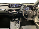 運転席周りのレイアウトをご覧ください。ナビゲーションが綺麗に装着されすっきり収まってますね!