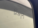 【ブラインドスポットワーニング】走行中、ドアミラーの死角になりやすい箇所に後続車が接近するとサイドミラー付近に警告を表示、ドライバーに注意喚起をしてくれます。