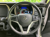 握りやすい形状で、運転操作をスムーズに行えます。オーディオや通話機能など、便利なスイッチ類を操作できます。快適な運転体験をサポートします。