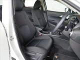 厚手のフロントシートです。少し硬めでサポート性や座り心地も良好です。また、CX-3は、ドライバーとハンドル・ペダル類が正対するようにドライバーシートが配置されています。正しい操作には重要です★☆★☆