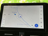 鮮やかなディスプレイが、目的地までスムーズに導きます。道に迷う心配なく、快適なドライブをサポート。詳細な地図情報が安心感を高めます。