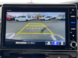 【バックカメラ】駐車時に後方がリアルタイム映像で確認できます。大型商業施設や立体駐車場での駐車時や、夜間のバック時に大活躍!運転スキルに関わらず、今や必須となった装備のひとつです!