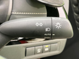 操作しやすい位置に配置されたウインカーレバー。直感的に操作でき、安全な車線変更をサポートします。