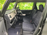 落ち着いた色調のインテリアは、上質な雰囲りを演出。運転に集中できる、快適な空間です。