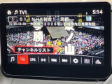 停車中には、お気に入りの番組やチャンネルを楽しめます。長距離移動も退屈知らず。リラックスした時間を過ごせます。