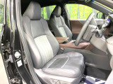 運転席まわりには十分なスペースがあり、大柄な方でもゆったり運転していただける環境です。