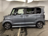 限られたスペースでも、スライドドアなら開閉がスムーズ!隣の車や壁にぶつかる心配がありません。