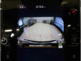 後方の映像を車内の11.6インチディスプレイに表示。 ステアリング操作に連動して動くガイドラインが、駐車や車庫入れをよりスムーズにサポート。狭いスペースでも安心して操作できる頼れる機能です。