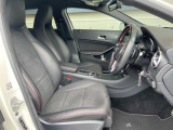 ●前席:ゆったりとしたドライバースペースで、長時間の運転でも快適にお過ごしいただけます。