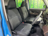 運転席シート廻りは使用感も少なく、良好な状態となっています。前オーナー様が丁寧に使っていたことがよくわかりますね。