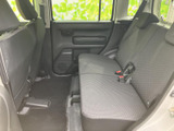後部座席も広々としており、ゆったりとくつろげます。長距離の移動でも快適に過ごせるでしょう。家族や友人を乗せて、楽しいドライブに出かけましょう。