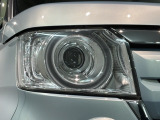 LEDヘッドライトは、点灯の瞬間から最大光量を発揮し、突然暗くなるトンネルなどでの安定感を高めます。