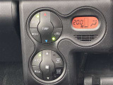 オートエアコンは温度を設定するだけで、自動で風量などを設定してくれます。運転しながら操作も必要ないので、安全性も向上します。