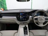 XC60が入庫いたしました!メーカーオプションのサンルーフを始め、シートヒーターなど快適装備の一台です!