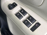 【電動格納ミラー】サイドミラーは電動格納式となっており、狭い駐車場でもキズがつくリスクを抑えられます。
