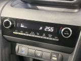 【オートエアコン】一度お好みの温度に設定すれば、車内の温度を検知し風量や温度を自動で調整。暑い&hellip;寒い&hellip;と何度もスイッチ操作をする必要はありません。快適な車内空間には必須の機能ですね♪