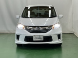 ディスチャージヘッドライト【HID】を装備していますのでとても明るく、夜間の走行や雨の日も安全・安心です。オートライトコントロール付きで周囲の明るさに応じて自動で点灯・消灯します。