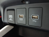 便利な充電用USBジャック、12V電源ソケットを設置しております。周辺機器の充電にご利用頂けます。