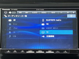 多彩なオーディオソースに対応。お好みの音楽をクリアな音質で楽しめます。ドライブ中のエンターテイメントを充実させてくれます。