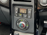【オートエアコン】一度お好みの温度に設定すれば、車内の温度を検知し風量や温度を自動で調整。暑い&hellip;寒い&hellip;と何度もスイッチ操作をする必要はありません。快適な車内空間には必須の機能ですね♪