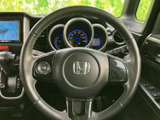 握りやすいステアリングは、運転の楽しさを高めます。操作性も良く、スムーズなハンドリングを実現。快適なドライビングをサポートします。