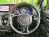 インテリアに合わせたデザインのステアリングは、運転される方のことも考え、運転しやすい形状、大きさです。是非一度、実際に触ってお確かめください。