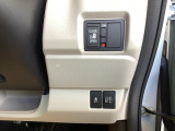 パワースライドドアの開閉はスマートキーのリモコンやドアノブは勿論、運転席側のスイッチ操作でも開閉ができ、安全・簡単です。