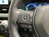 運転中、オーディオの操作をしてて、ハッとしたことはありませんか?ステアリングスイッチは、運転中でもハンドルでオーディオの操作が可能です。安全なドライブをサポートします。