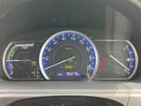 視認性の高いメーター類で、運転に必要な情報をしっかり確認できます。洗練されたデザインが、運転するたびに心地よい印象を与えます。