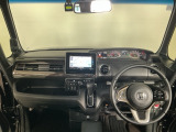 【前方視界】開放的な前方視界!運転がしやすく疲れにくいです♪窓が大きく、見通しがとっても良いおクルマですよ♪
