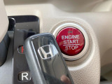 【Hondaスマートキー】カバンやポケットに入れたままでもドアの施錠・解錠が可能なスマートキーを装備。エンジンのオン・オフ時もカギを取り出す必要が無いからとっても便利です♪