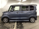 限られたスペースでも、スライドドアなら開閉がスムーズ!隣の車や壁にぶつかる心配がありません。