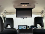 後席フリップダウンモニター装備。2、3rdシートに乗車の方がTVの視聴ができます