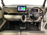 車内は光触媒抗菌消臭施工済です。スタイリッシュなデザインで暖かみのあるインパネ周りを演出します。グローブボックスやカップホルダーのほかにトレーなどたくさんの収納スペースが装備されています。