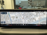 BMWのナビゲーションは操作性も良く、詳細な地図情報と交通状況を見やすく表示し、快適なドライビングをサポートしながら目的地までナビゲートします。