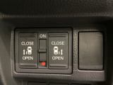 リアドアは乗り降りに便利な両側電動スライドドアです。また運転席に座っていながらスイッチ操作で自在にスライドドアを開け閉めできます。