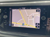 タッチスクリーンを採用。従来のナビゲーションシステムの域を超える、車両を総合的に管理するインフォテイメントシステムです。