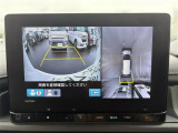 【マルチビューカメラシステム】まるでクルマを真上から見下ろしたかのような視点で駐車をサポートします!クルマの斜め後ろや真横など、前後左右の4つのカメラの映像が合成されて、モニターに映し出されます。