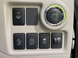 【スマートアシスト】走行中に前方の車両等を認識し、衝突しそうな時は警報とブレーキで衝突回避と被害軽減をアシスト。より安全にドライブをお楽しみいただけます。