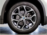 BMWの純正アロイホイールは軽量かつ強度にも優れているホイールで走行性能を引き上げる設計になっております。足元にもBMWは妥協がなくこだわっている個所になります。