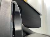自動防眩機能を備えたルームミラー。ETC車載器を搭載しておりスタイリッシュかつ機能性を兼ね備えております。