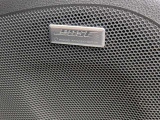 ドアスピーカー部分に装着された「BOSE」ブランドのロゴプレートです。専用の音響チューニングが施されたサウンドシステムを搭載しています。