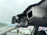 【アイサイトVer2】前方の車両等を検知し、衝突しそうな時は警報で注意を促し、ブレーキを踏む力をサポート。ブレーキを踏めなかった場合は衝突被害軽減ブレーキが作動、衝突回避をサポートします。