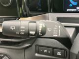 雨天時でもクリアな視界を確保するワイパーレバー。操作も簡単で、運転に集中できます。間欠機能も搭載しています。