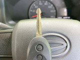 【キーレス】少し離れた場所からでもボタン一つでドアの開錠・施錠ができるのでとっても便利!ドアの鍵穴周りに傷をつけることもありません♪
