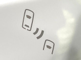 【ブラインドスポットモニター】走行中、ドアミラーの死角になりやすい箇所に後続車が接近するとサイドミラーのレンズに警告を表示!ドライバーに注意喚起をしてくれます。