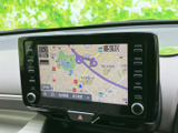鮮明な地図表示で、目的地へのナビゲーションをスムーズに。道に迷う心配なく、初めての場所でも安心して運転できます。詳細な情報も確認可能。