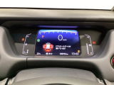 デジタル表示のスピードメーターとタコメーター、燃費やオドメーターなどの表示の他に、ホンダセンシング機能などの表示もできる多機能なマルチインフォメーション・ディスプレイです。